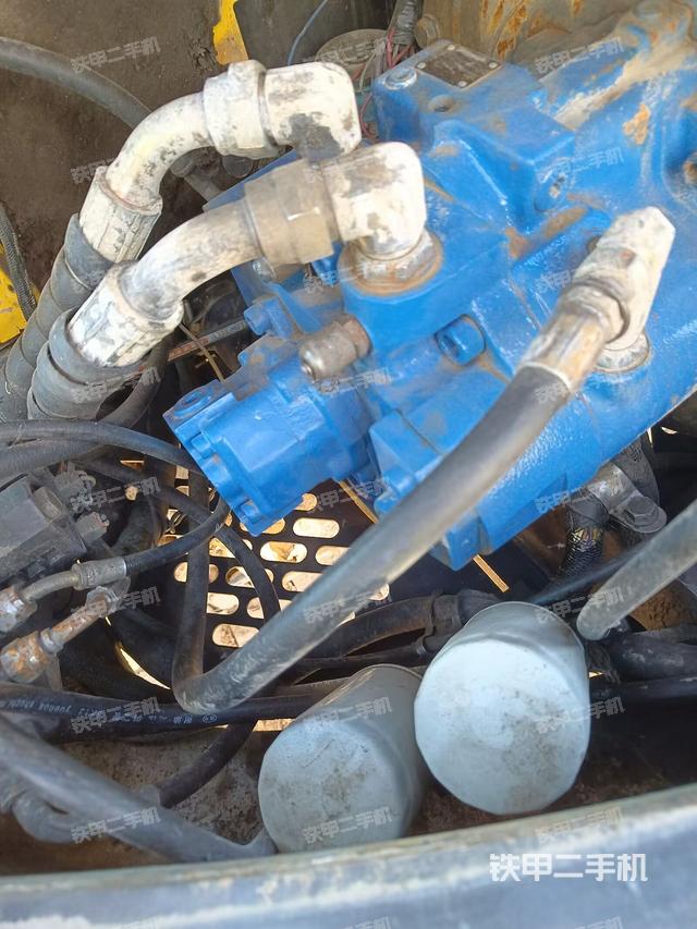 液壓泵艙室正面整體（整機(jī)外觀）