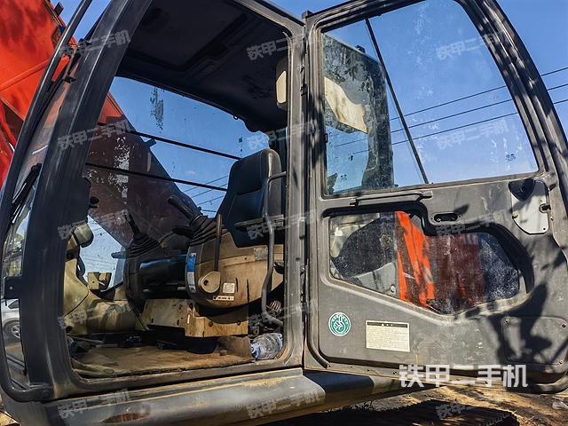 駕駛室整體(整機(jī)外觀) 駕駛室整體(整機(jī)外觀)