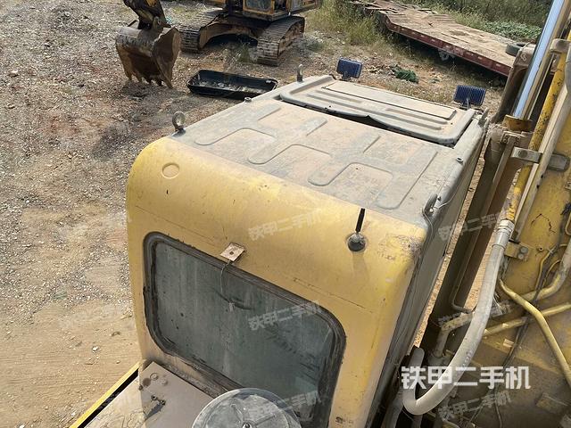 驾驶室顶部(整机外观) 驾驶室顶部(整机外观)