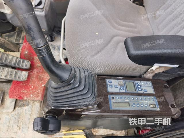 座椅左側(cè)控制臺/音響/含左手柄(駕駛室部分) 座椅左側(cè)控制臺/音響/含左手柄(駕駛室部分)