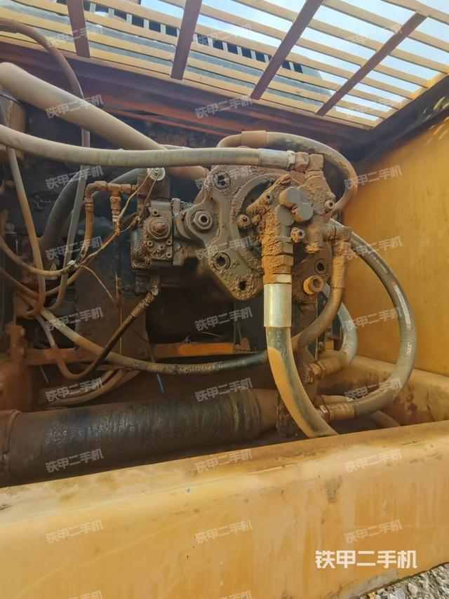 液壓泵艙室正面整體(整機(jī)外觀) 液壓泵艙室正面整體(整機(jī)外觀)