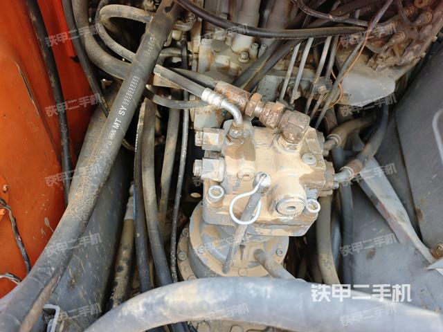 回轉(zhuǎn)馬達(dá)和主控閥(整機(jī)外觀) 回轉(zhuǎn)馬達(dá)和主控閥(整機(jī)外觀)