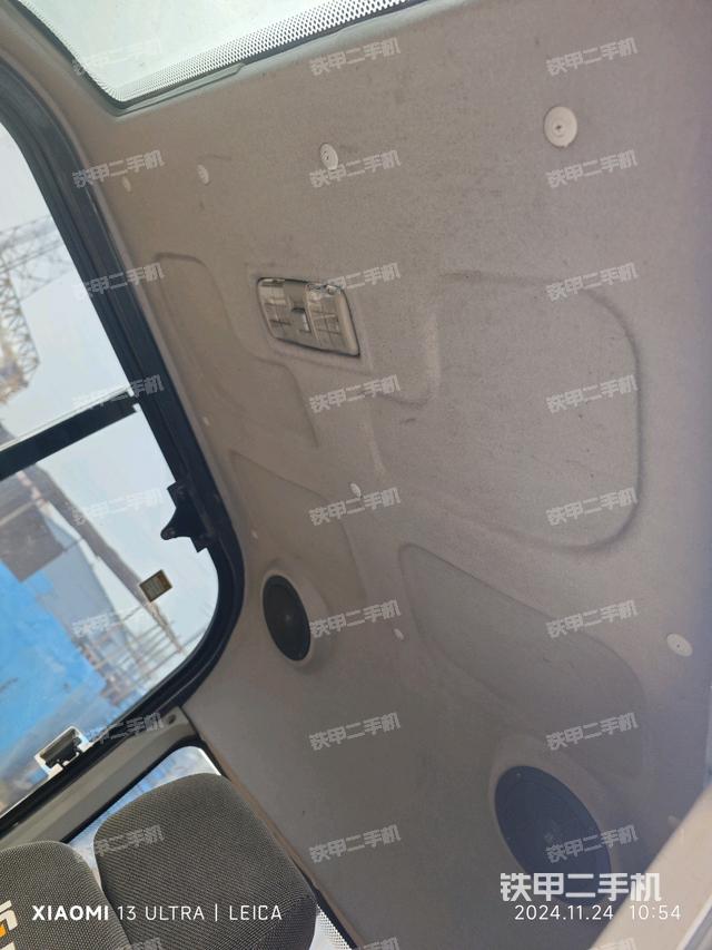 駕駛室頂部(整機(jī)外觀) 駕駛室頂部(整機(jī)外觀)