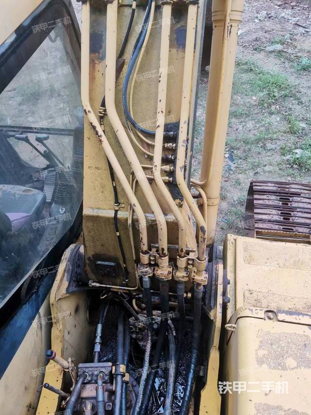 駕駛室整體(整機(jī)外觀) 駕駛室整體(整機(jī)外觀)