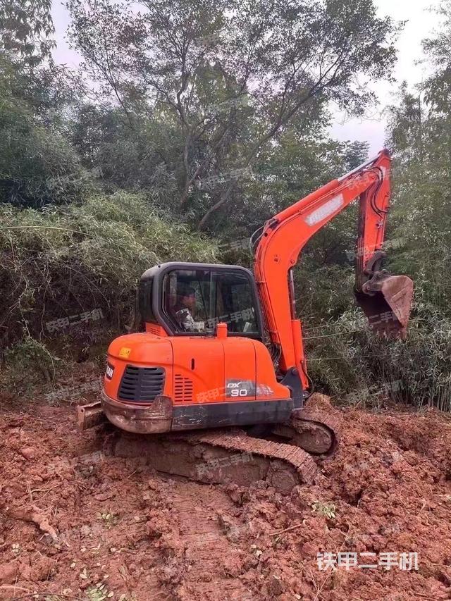 單側(cè)履帶整體(整機外觀) 單側(cè)履帶整體(整機外觀)