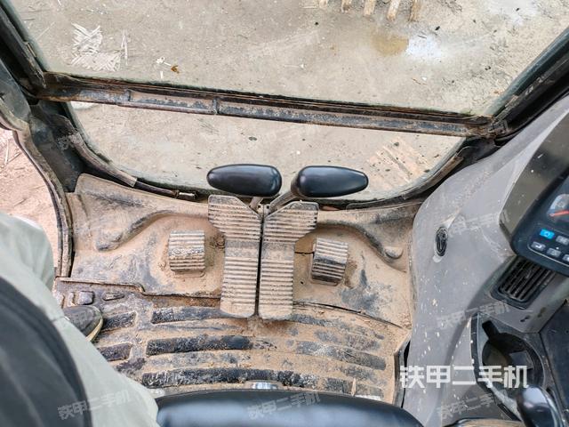 行走控制手柄和踏板?俯拍(駕駛室部分) 行走控制手柄和踏板?俯拍(駕駛室部分)