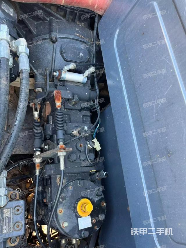 回轉(zhuǎn)馬達(dá)和主控閥（整機(jī)外觀）