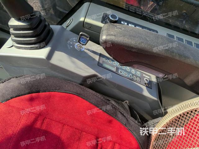 座椅右側(cè)控制臺/鑰匙門/油門/含右手柄（駕駛室部分）