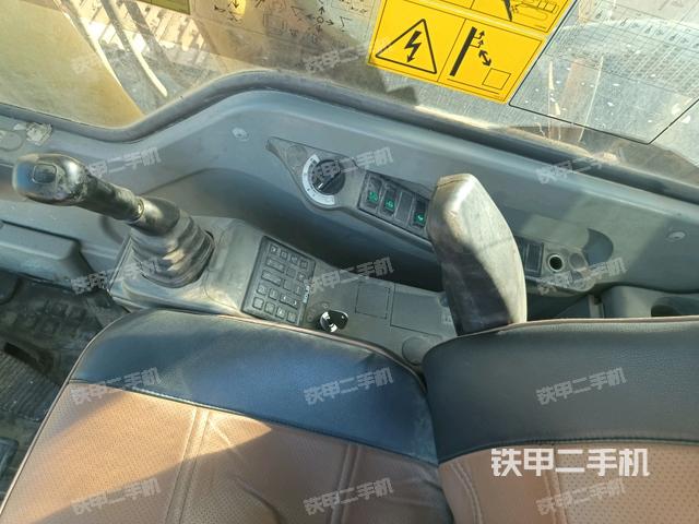 座椅右側(cè)控制臺/鑰匙門/油門/含右手柄（駕駛室部分）