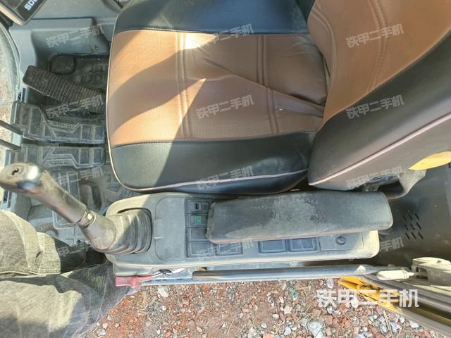 座椅左側(cè)控制臺/音響/含左手柄（駕駛室部分）