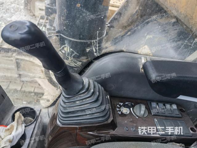 座椅右側(cè)控制臺/鑰匙門/油門/含右手柄(駕駛室部分) 座椅右側(cè)控制臺/鑰匙門/油門/含右手柄(駕駛室部分)