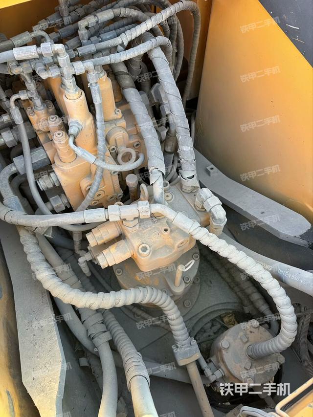 回轉(zhuǎn)馬達和主控閥（整機外觀）