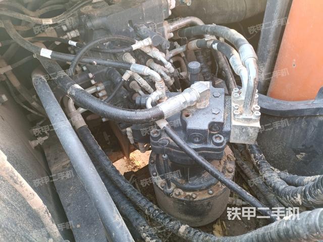 回轉(zhuǎn)馬達和主控閥(整機外觀) 回轉(zhuǎn)馬達和主控閥(整機外觀)