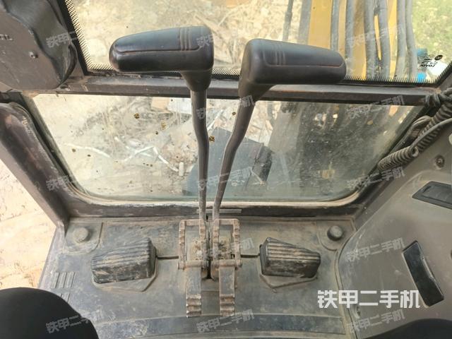 行走控制手柄和踏板?俯拍（駕駛室部分）