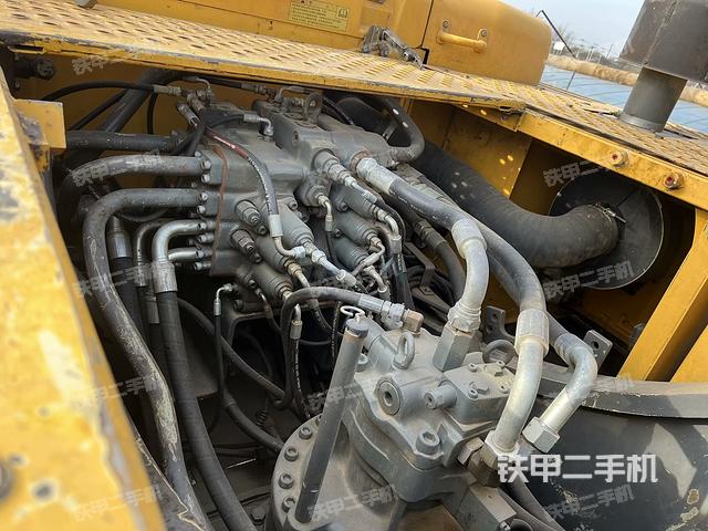 回轉(zhuǎn)馬達(dá)和主控閥（整機(jī)外觀）