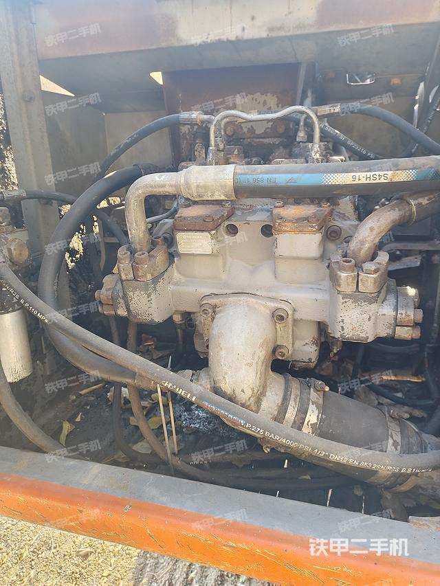 液壓泵艙室正面整體（整機外觀）