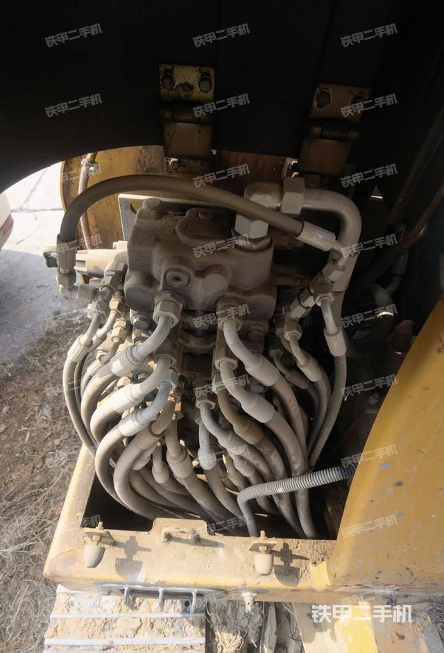 回轉(zhuǎn)馬達和主控閥(整機外觀) 回轉(zhuǎn)馬達和主控閥(整機外觀)