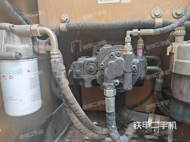液壓泵艙室正面整體(整機(jī)外觀) 液壓泵艙室正面整體(整機(jī)外觀)