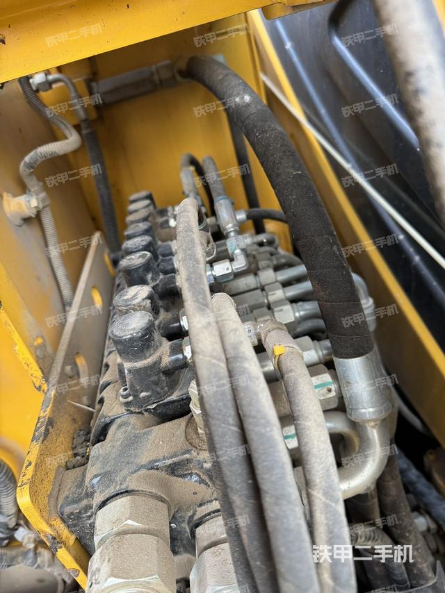 回轉(zhuǎn)馬達(dá)和主控閥（整機(jī)外觀）