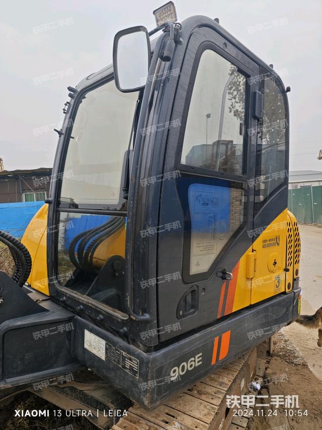 駕駛室整體(整機(jī)外觀) 駕駛室整體(整機(jī)外觀)