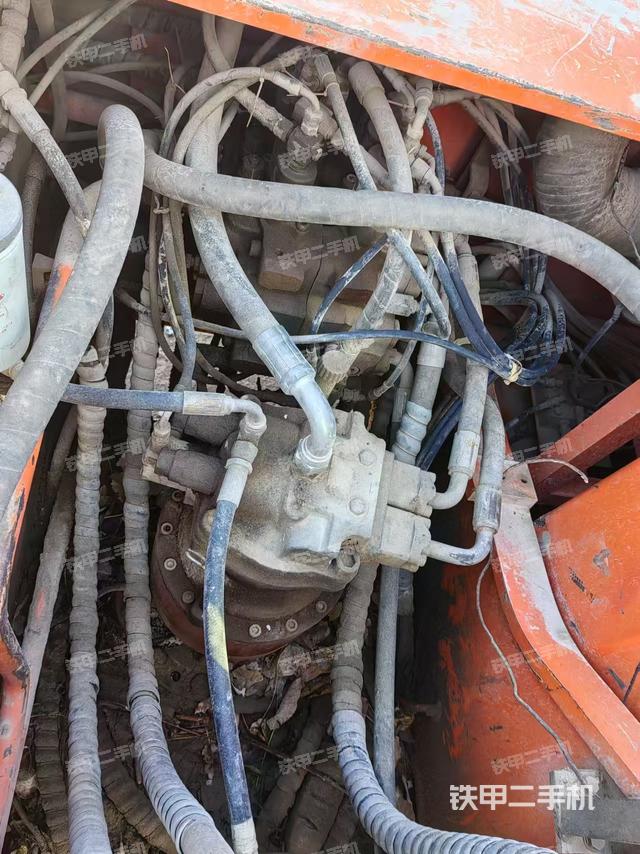 回轉(zhuǎn)馬達(dá)和主控閥（整機(jī)外觀）