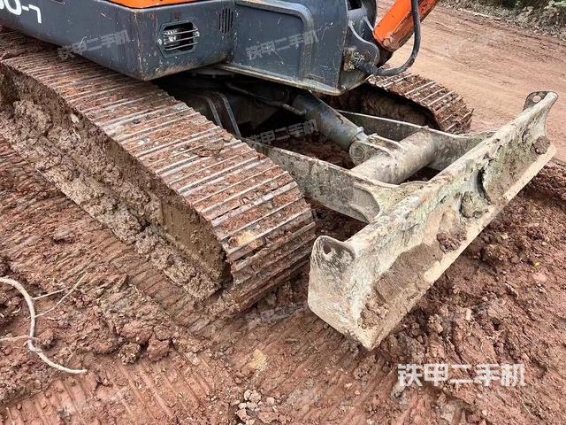 回轉(zhuǎn)馬達和主控閥(整機外觀) 回轉(zhuǎn)馬達和主控閥(整機外觀)