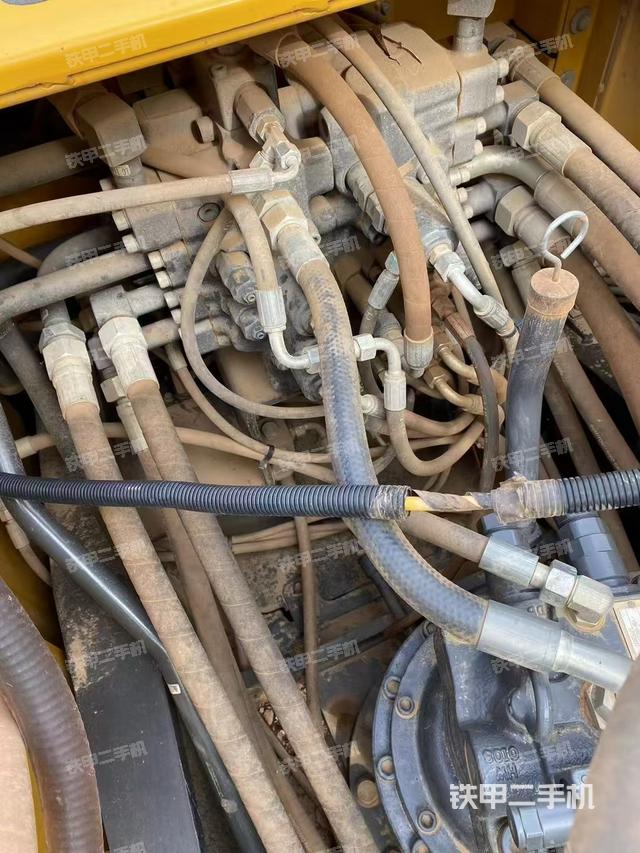 回轉(zhuǎn)馬達(dá)和主控閥（整機(jī)外觀）