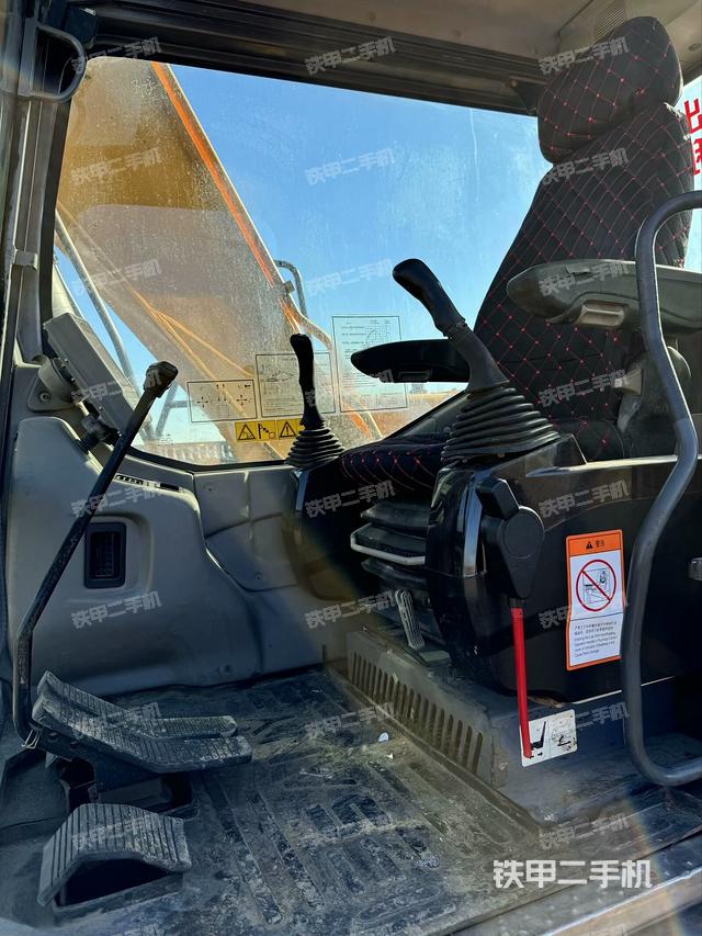 駕駛室整體（整機外觀）