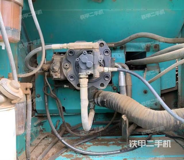 液壓泵艙室正面整體（整機外觀）