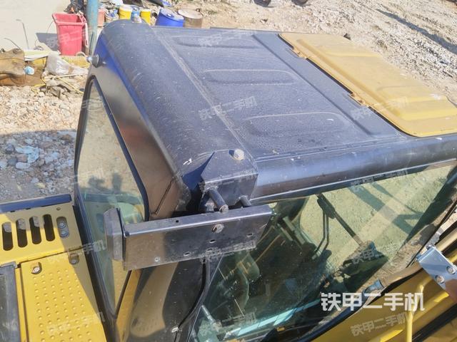 駕駛室頂部(整機(jī)外觀) 駕駛室頂部(整機(jī)外觀)