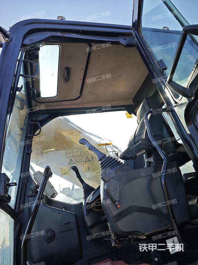 駕駛室整體(整機(jī)外觀) 駕駛室整體(整機(jī)外觀)