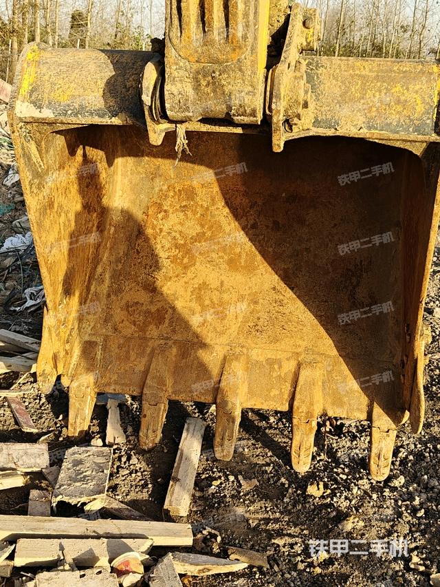 鏟斗右后整體(工作和回轉(zhuǎn)裝置) 鏟斗右后整體(工作和回轉(zhuǎn)裝置)