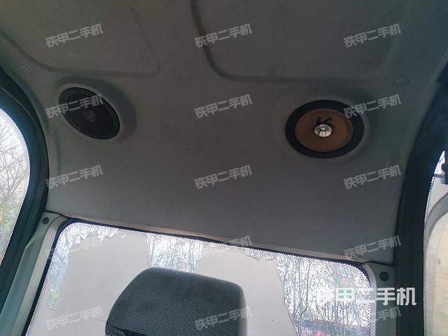 駕駛室頂部(整機(jī)外觀) 駕駛室頂部(整機(jī)外觀)