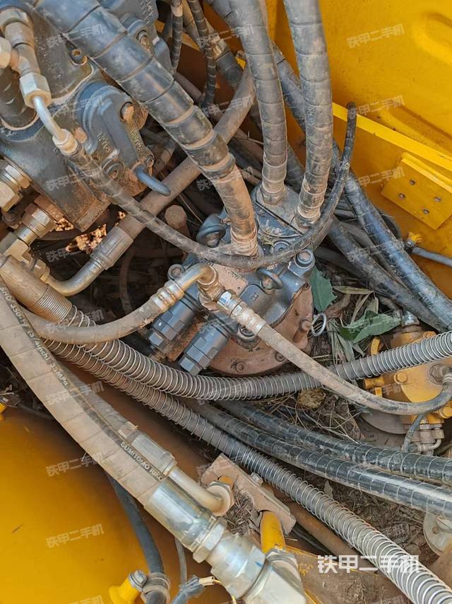 回轉(zhuǎn)馬達(dá)和主控閥(整機(jī)外觀) 回轉(zhuǎn)馬達(dá)和主控閥(整機(jī)外觀)