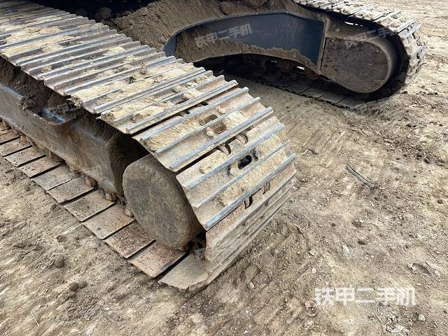 單側(cè)履帶整體(整機(jī)外觀) 單側(cè)履帶整體(整機(jī)外觀)