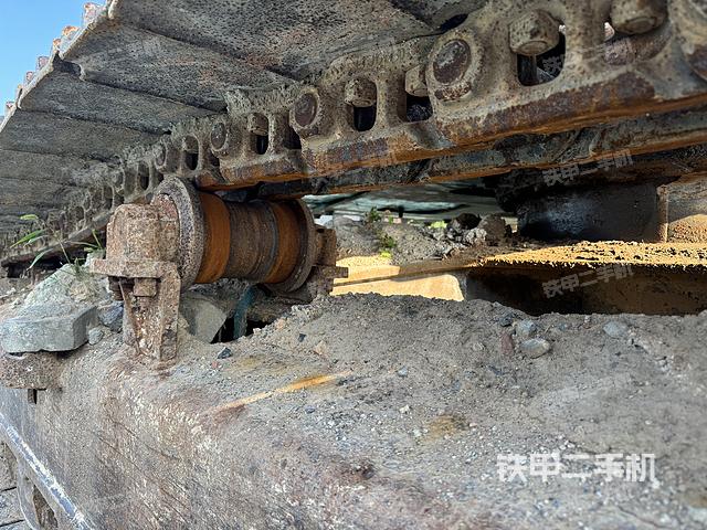 單側(cè)履帶整體(整機(jī)外觀) 單側(cè)履帶整體(整機(jī)外觀)