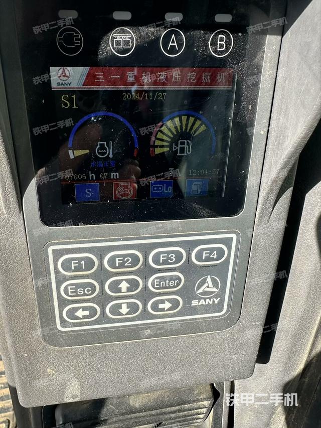 駕駛室整體(整機(jī)外觀) 駕駛室整體(整機(jī)外觀)