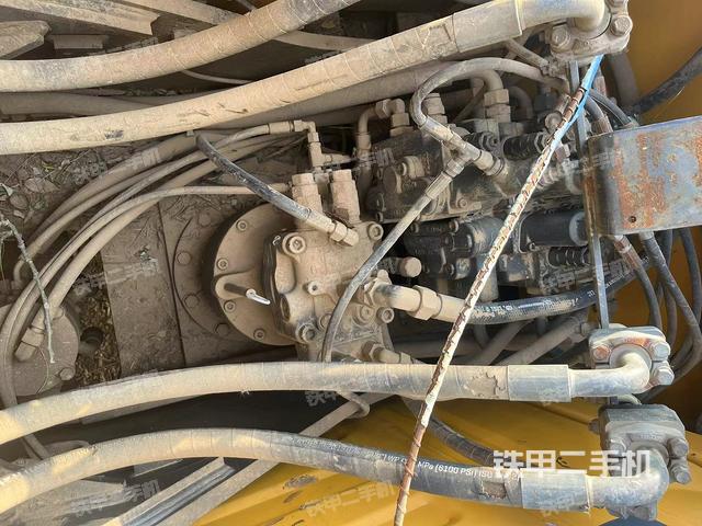 回轉(zhuǎn)馬達(dá)和主控閥(整機(jī)外觀) 回轉(zhuǎn)馬達(dá)和主控閥(整機(jī)外觀)