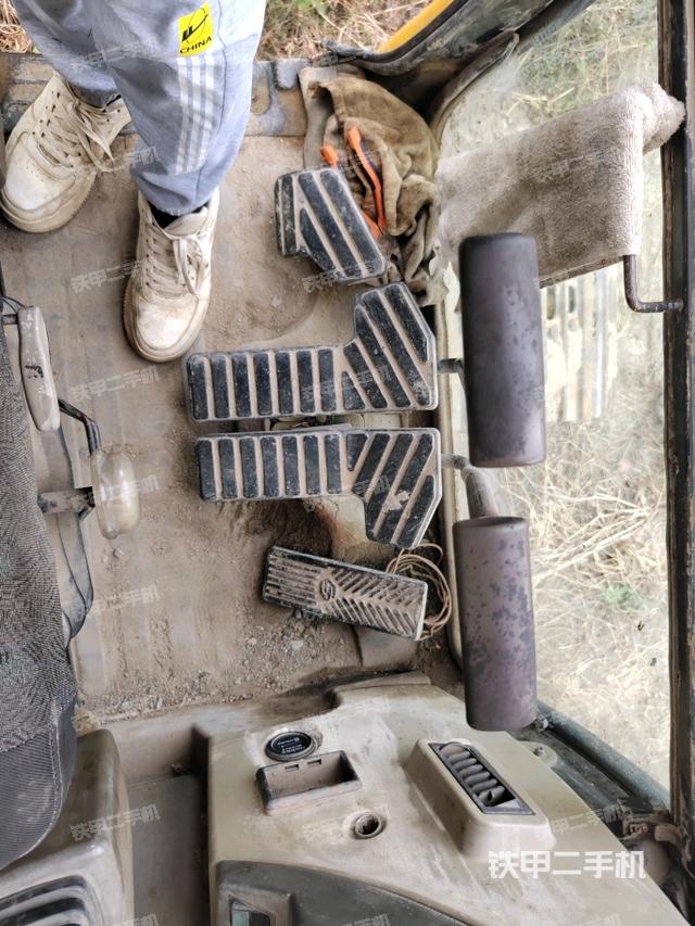 行走控制手柄和踏板?俯拍（駕駛室部分）