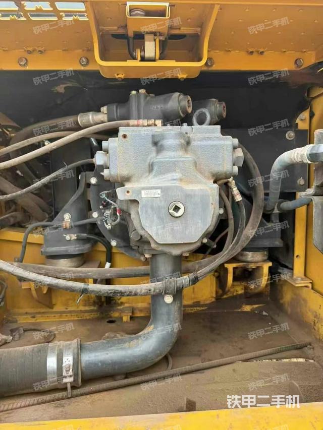 液壓泵艙室正面整體（整機外觀）