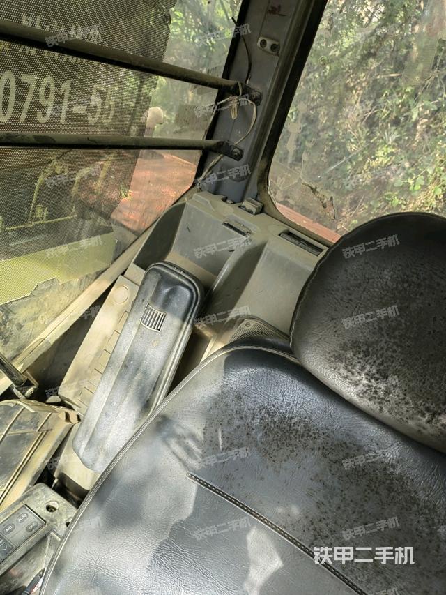 座椅右側(cè)控制臺(tái)/鑰匙門/油門/含右手柄（駕駛室部分）