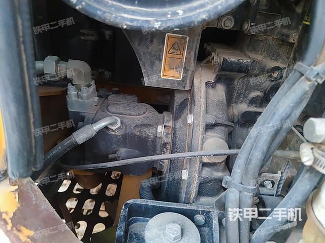 液壓泵艙室正面整體(整機(jī)外觀) 液壓泵艙室正面整體(整機(jī)外觀)