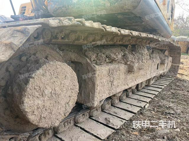 單側(cè)履帶整體(整機(jī)外觀) 單側(cè)履帶整體(整機(jī)外觀)