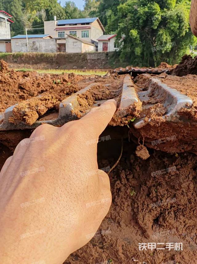 單側(cè)履帶整體(整機(jī)外觀) 單側(cè)履帶整體(整機(jī)外觀)