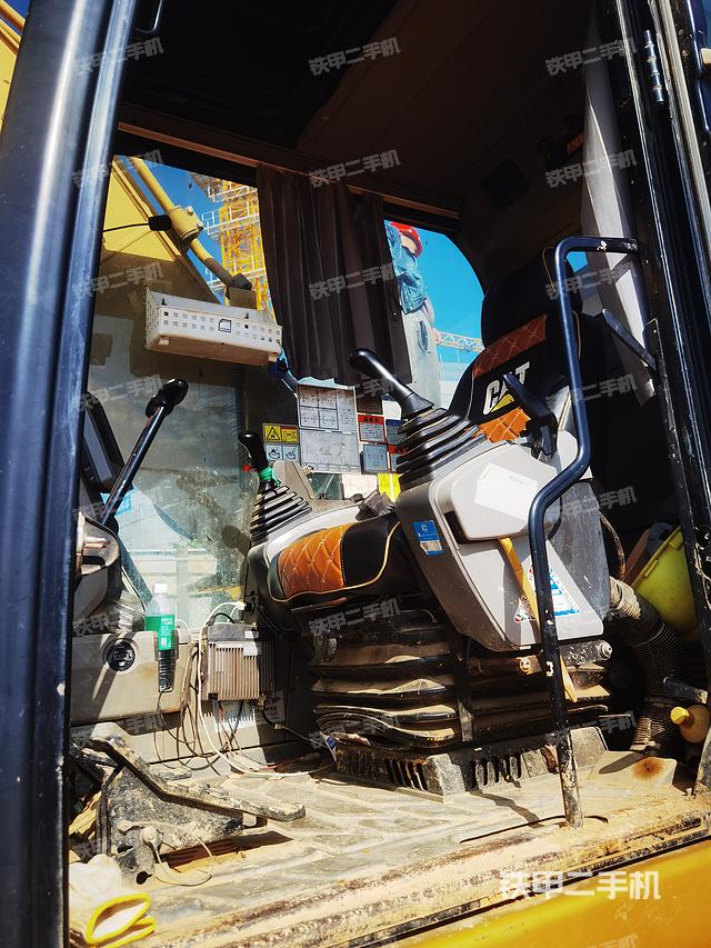 駕駛室整體(整機(jī)外觀) 駕駛室整體(整機(jī)外觀)