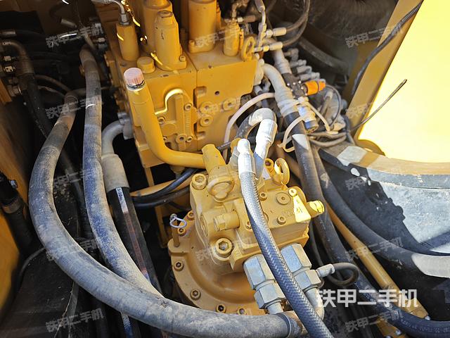 回轉(zhuǎn)馬達(dá)和主控閥(整機(jī)外觀) 回轉(zhuǎn)馬達(dá)和主控閥(整機(jī)外觀)