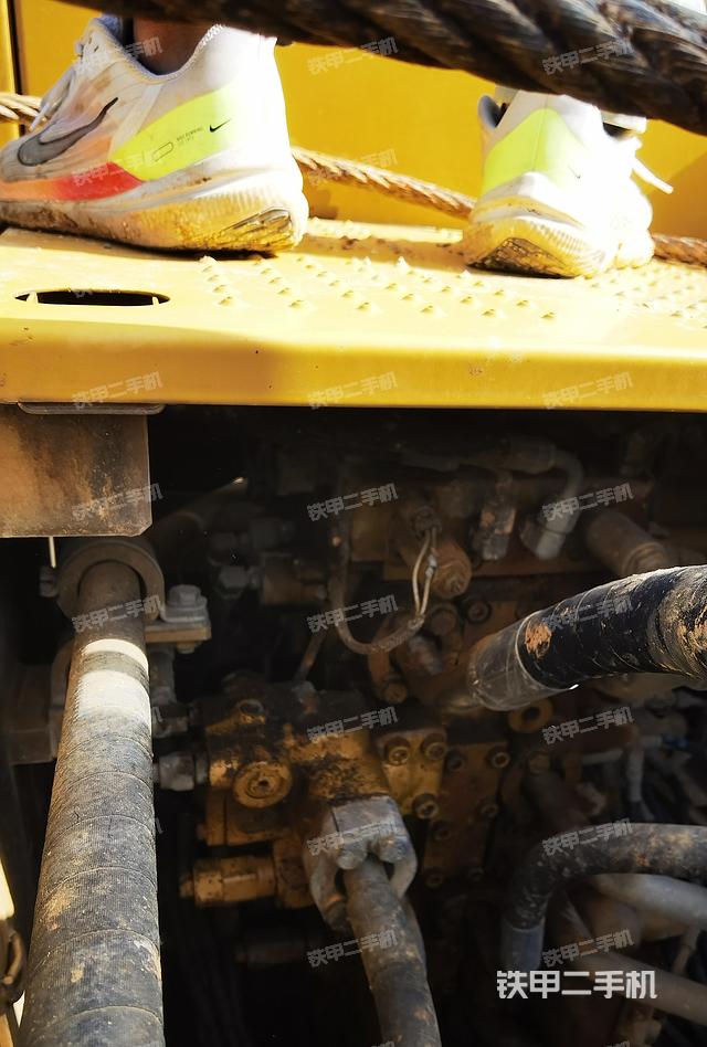 回轉(zhuǎn)馬達(dá)和主控閥(整機(jī)外觀) 回轉(zhuǎn)馬達(dá)和主控閥(整機(jī)外觀)