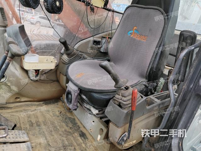 行走控制手柄和踏板?俯拍（駕駛室部分）