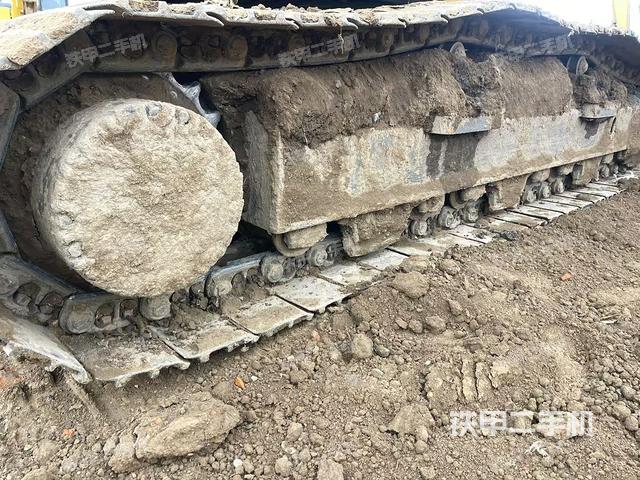 單側(cè)履帶整體(整機(jī)外觀) 單側(cè)履帶整體(整機(jī)外觀)