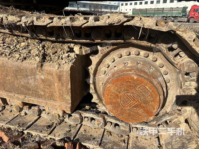 單側(cè)履帶整體(整機(jī)外觀) 單側(cè)履帶整體(整機(jī)外觀)